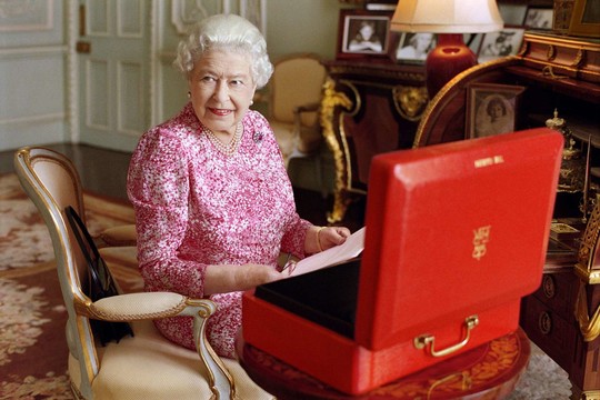 Elizabeth II ilgiausiai valdžiusia monarche taps be iškilmių
