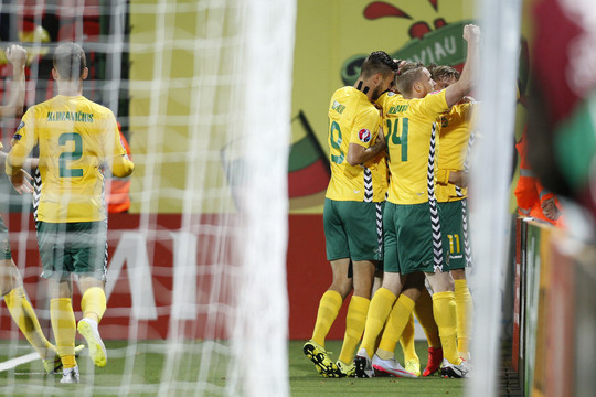 Laimingai pasibaigęs Lietuvos futbolininkų mūšis su mėgėjais