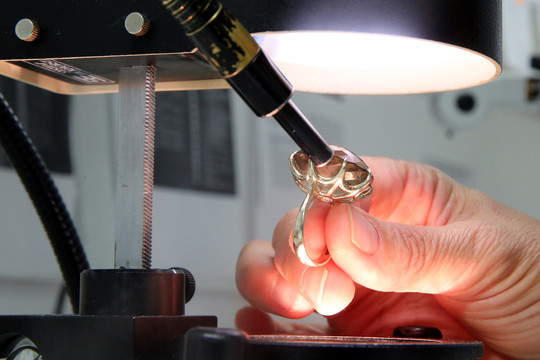 Vietoje deimanto – pigus blizgutis