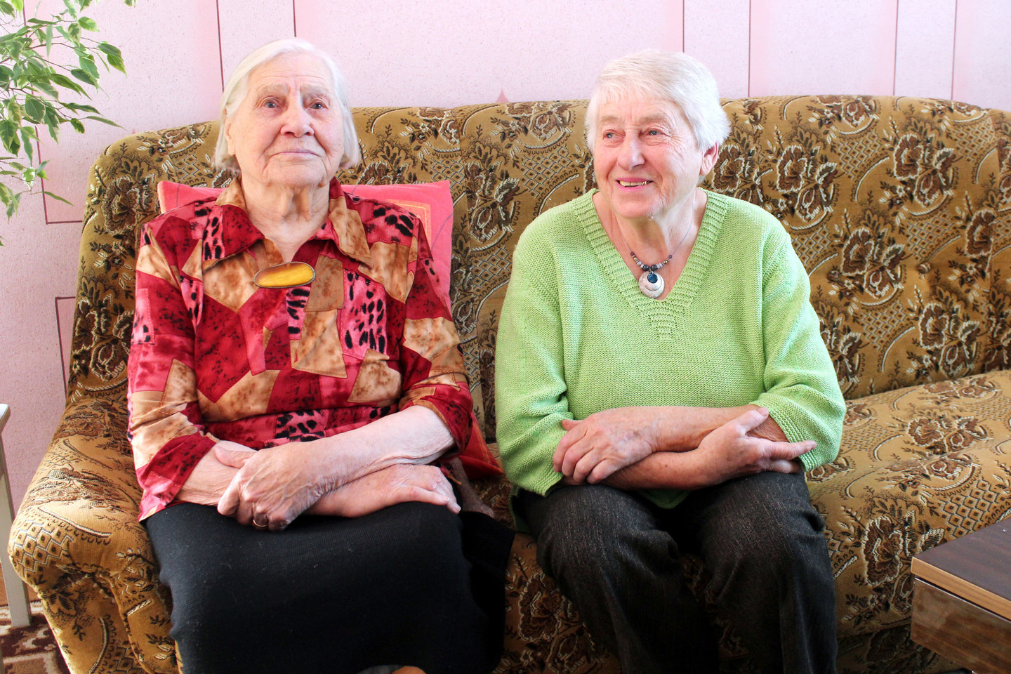 101-ąjį gimtadienį švenčianti šiaulietė M.Macienė (kairėje) su savo dukterimi 78 metų N.Burneckiene.<br>R.Vitkaus nuotr.