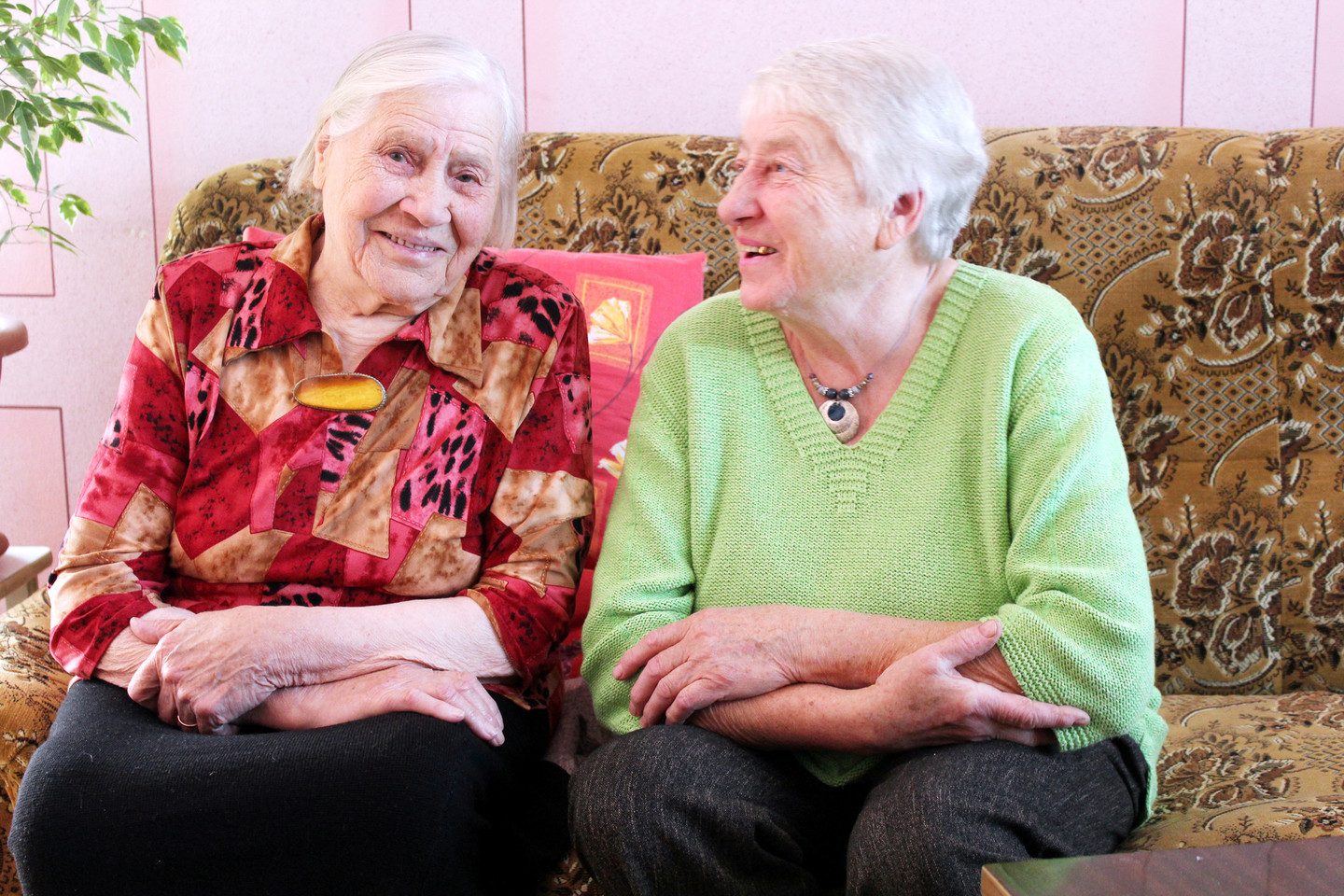 101-ąjį gimtadienį švenčianti šiaulietė M.Macienė (kairėje) su savo dukterimi 78 metų N.Burneckiene.<br>R.Vitkaus nuotr.