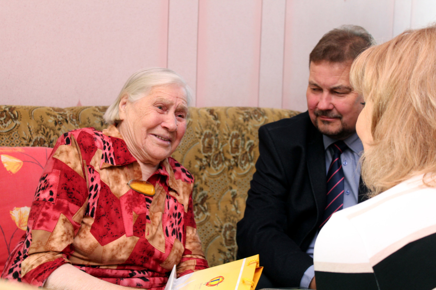 101-ąjį gimtadienį švenčianti šiaulietė M.Macienė spinduliavo gera nuotaika.<br>R.Vitkaus nuotr.