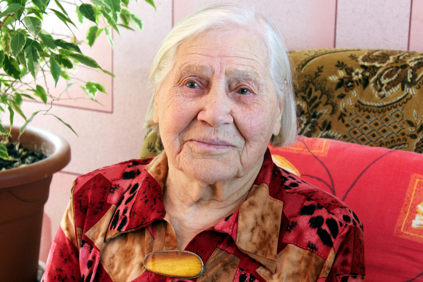 101-ąjį gimtadienį švenčianti šiaulietė M.Macienė spinduliavo gera nuotaika.<br>R.Vitkaus nuotr.