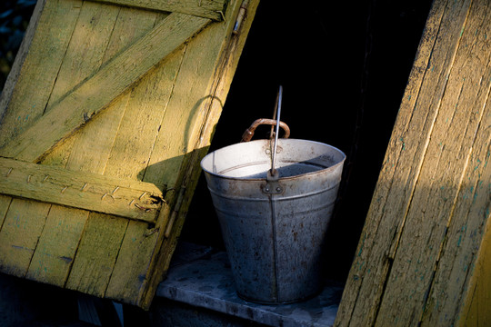 Bandė išgriebti kibirą – įkrito į šulinį