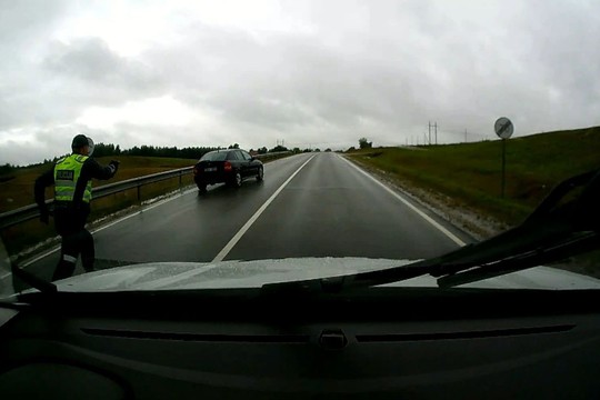 Ties Elektrėnais policija apšaudė sprunkantį automobilį