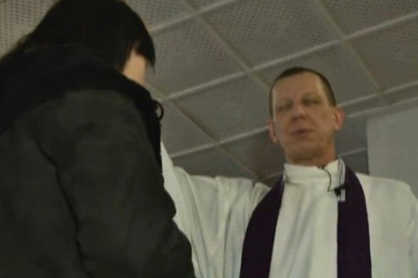 Dvasininkas prieš du dešimtmečius pirmą kartą meldėsi už piktosios dvasios persekiojamus sutuoktinius.<br>„Lietuvos ryto“ televizijos stopkadras