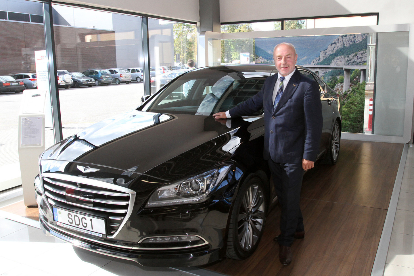 SDG įmonių grupės prezidentas E.Jasas įsigijo limuziną „Hyundai Genesis“.<br>M.Patašiaus nuotr.