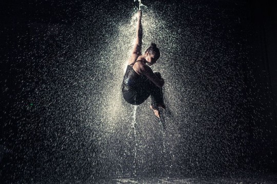 Naujojo cirko savaitgalis „Menų spaustuvėje“. Spektaklis „Paviršius“ ir jo atlikėja, oro akrobatė Salla Hakanpaa iš Suomijos.<br>Rengėjų archyvo nuotr.