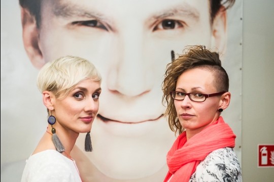 Naujojo cirko savaitgalis „Menų spaustuvėje“.Festivalio prodiuserė Gintarė Masteikaitė (kairėje) ir šokio kritikė Ingrida Gerbutavičiūtė.<br>D.Matvejevo nuotr.