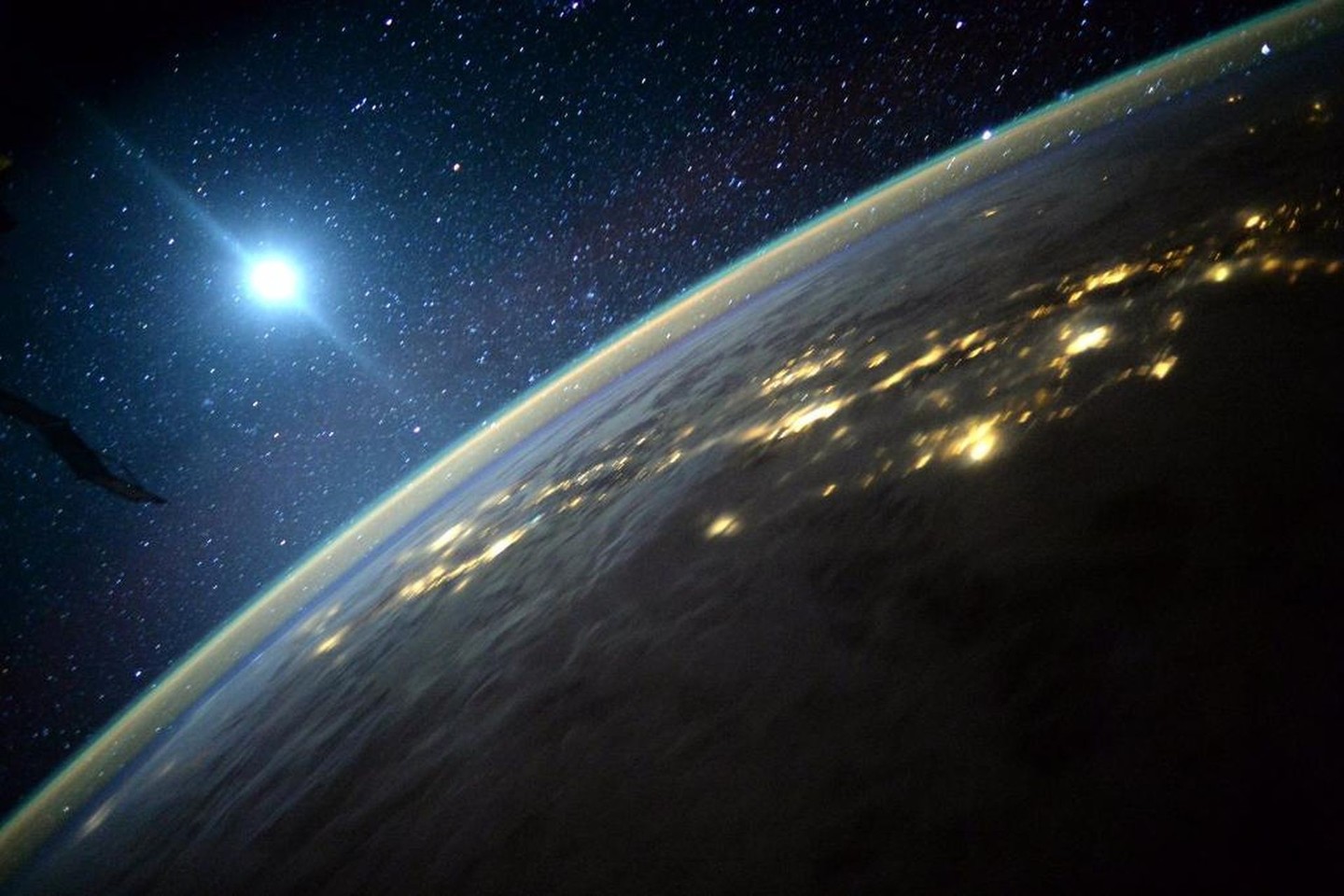 Mėnulis saulę primena dėl to, kad nuotrauka užfiksuota naudojant ilgą išlaikymą.<br>NASA nuotr.