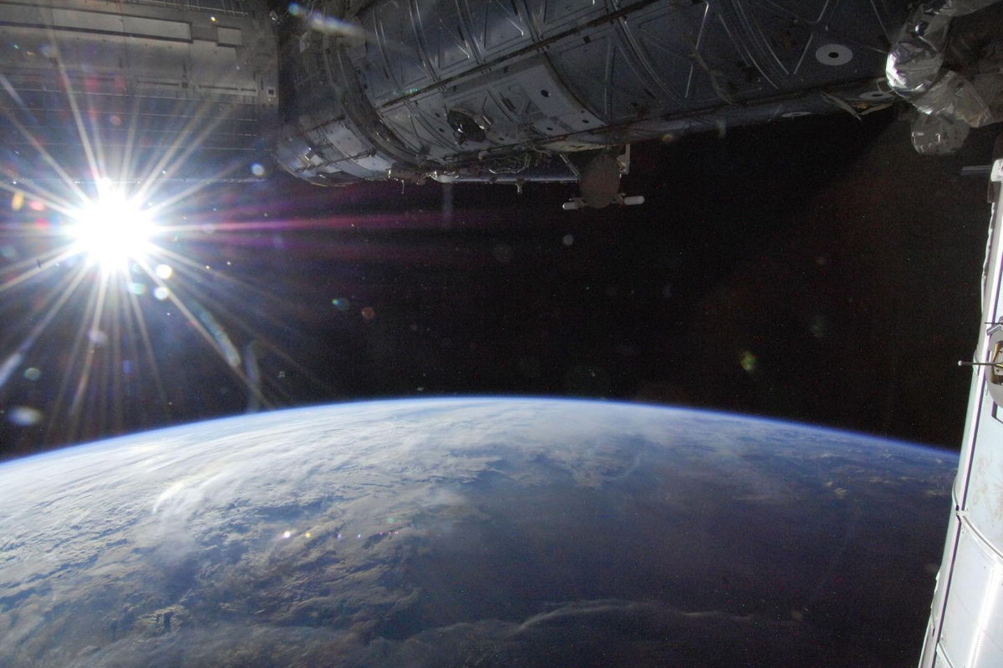 Taip nuotraukoje iš TKS atrodo saulė.<br>NASA nuotr.