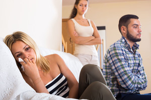 Žmona ėmė lankytis pas vyro meilužę ir tapo jai tikra rakštimi