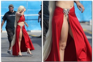 Lady Gagos stilius: apatinius prisidengė tik raudonu audiniu