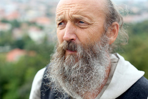 Po šiurkščiu vienuolio abitu plaka karšta gitaristo širdis