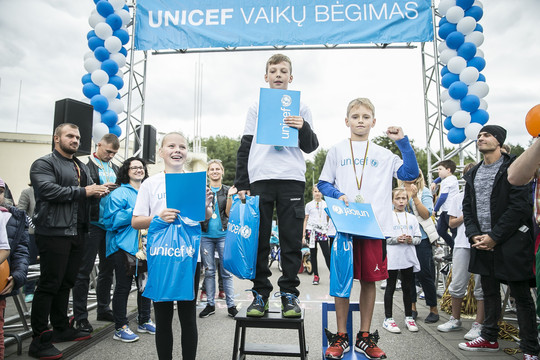Bėgime gero nusiteikimo netrūko nei patiems mažiausiems vos dvejų metukų bėgikams, nei vyresniems dvylikamečiams, nei jų geranoriškiems tėveliams.<br>UNICEF nuotr.