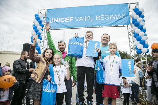 Bėgime gero nusiteikimo netrūko nei patiems mažiausiems vos dvejų metukų bėgikams, nei vyresniems dvylikamečiams, nei jų geranoriškiems tėveliams.<br>UNICEF nuotr.