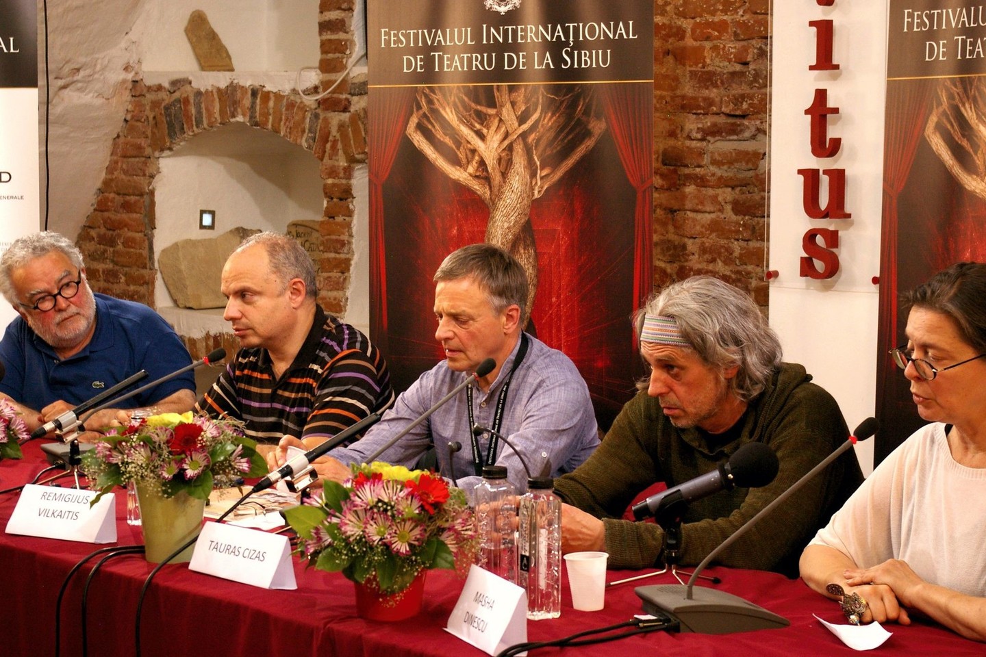R.Vilkaitis ir T.Čižas diskusijoje su režisieriumi ir pedagogu George'u Banu.<br>„Meno forto“ nuotr.