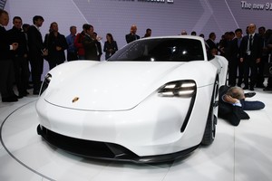 „Porsche“ staigmena Frankfurte – pirmasis įmonės elektromobilis