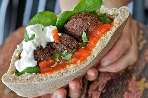 Rytietiškų patiekalų baras valgydins ir naktinėtojus