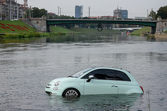 Neries upėje vilniečius stebino skęstantis „Fiat“ automobilis