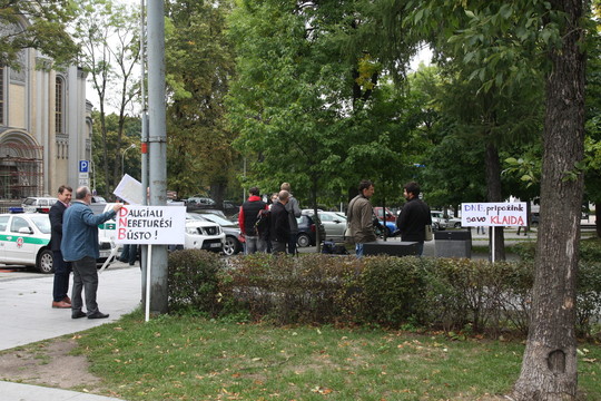 Į protestą susirinko maža saujelė nepatenkintųjų bankų veikla.<br>Organizatorių nuotr.