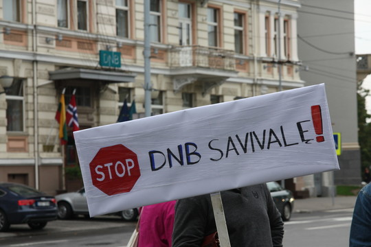 Į protestą susirinko maža saujelė nepatenkintųjų bankų veikla.<br>Organizatorių nuotr.