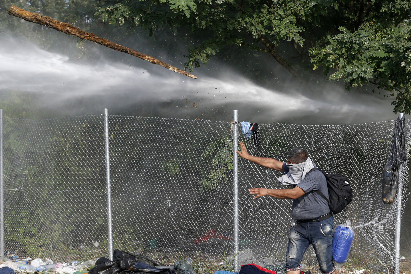 Kelioms dešimtims migrantų pavyko pralaužti policijos eiles prie sienos su Serbija ir įsiveržti į Vengriją prie Reskės pasienio perėjos.<br>AP nuotr.