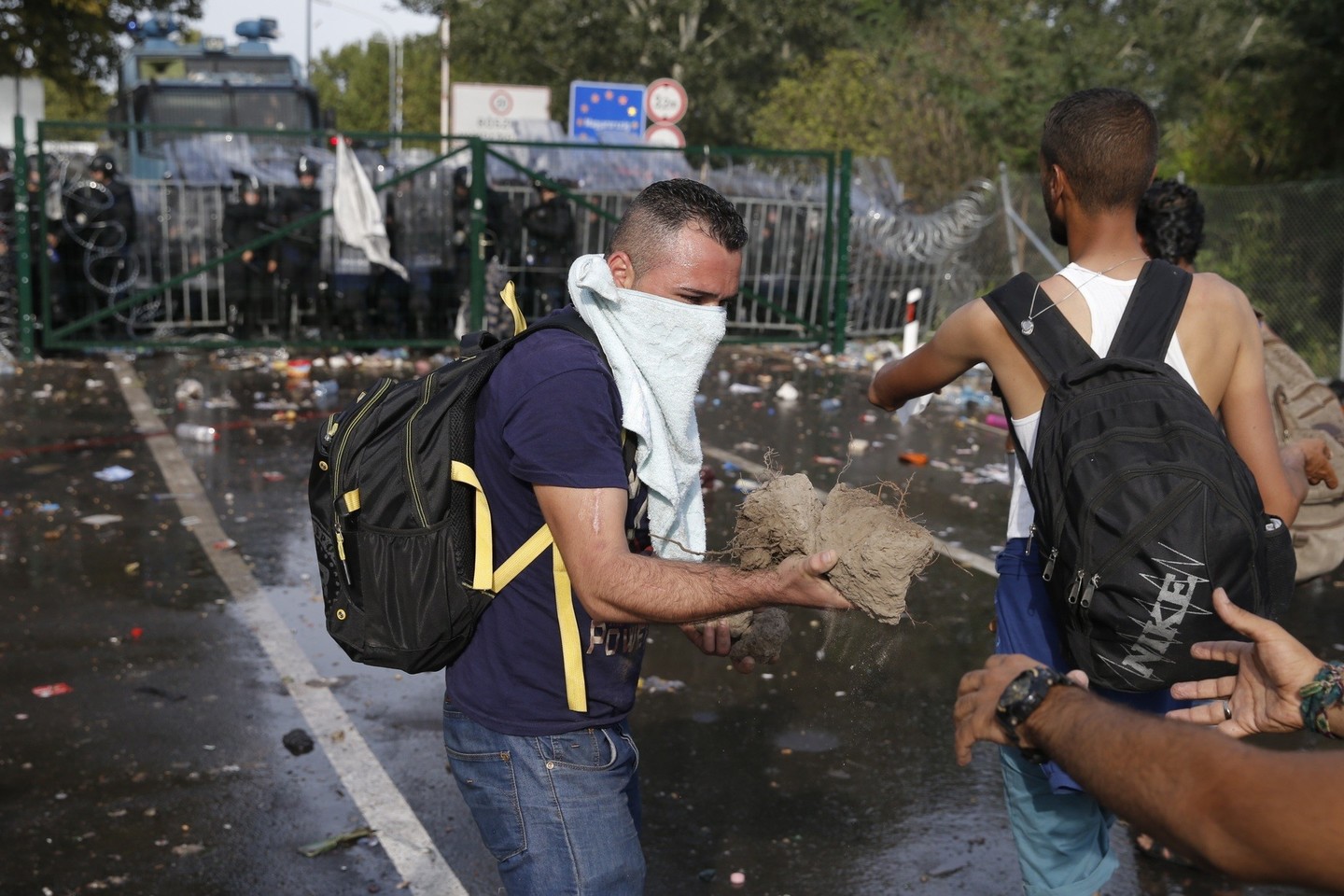 Vengrijos policininkams tenka tramdyti pabėgėlius.<br>Reuters nuotr.