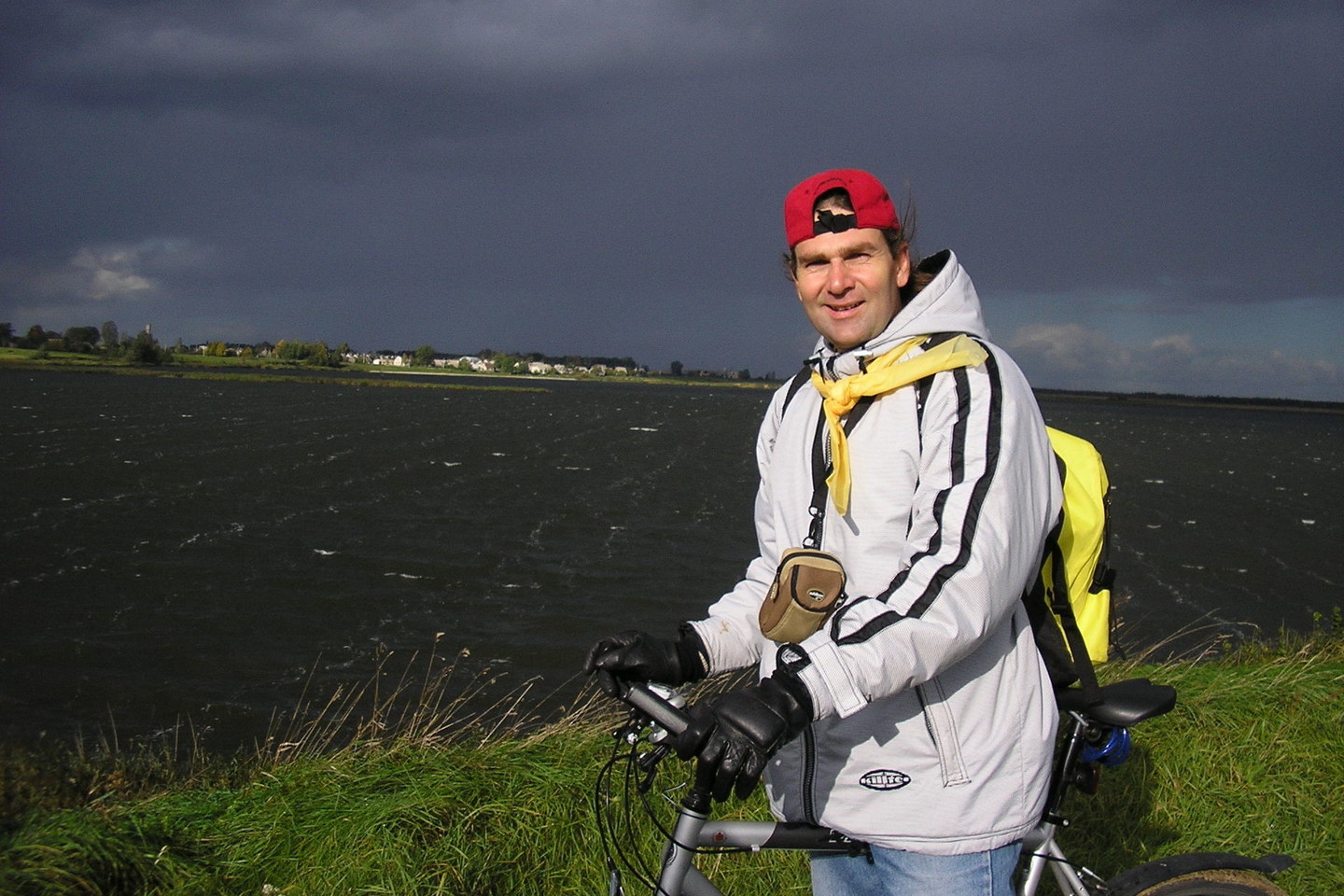 Vilkaviškio bendruomenės vadovas D.Nešukaitis mano, jog dviračių takas aplink Paežerių ežerą bus nutiestas nebent po penkerių metų.<br>Bendruomenės nuotr.