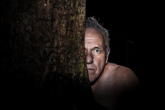 Spektaklyje „Miškinis“ aktorius Liubomiras Laucevičius vaidina brandaus amžiaus Joną, kuris slapstėsi 50 metų.<br>NKDT archyvo nuotr.