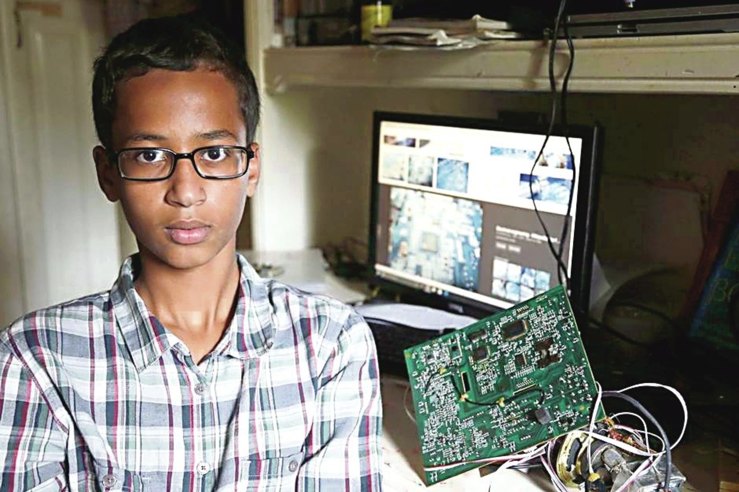 14-metis A.Mohamedas visiems, kas tik klausėsi, teigė, kad į mokyklą atsinešė tiesiog laikrodį, bet vis tiek buvo sulaikytas.<br>AP nuotr.