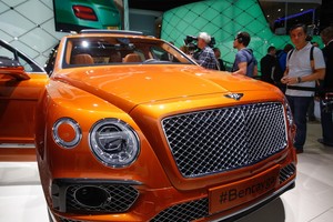 „Bentley Bentayga“ stebina prabanga: to automobilyje nematėte