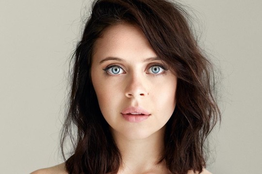 „Tarp pilkų debesų“ vaidinsiančią aktorę parodys „Šeršėliafam“