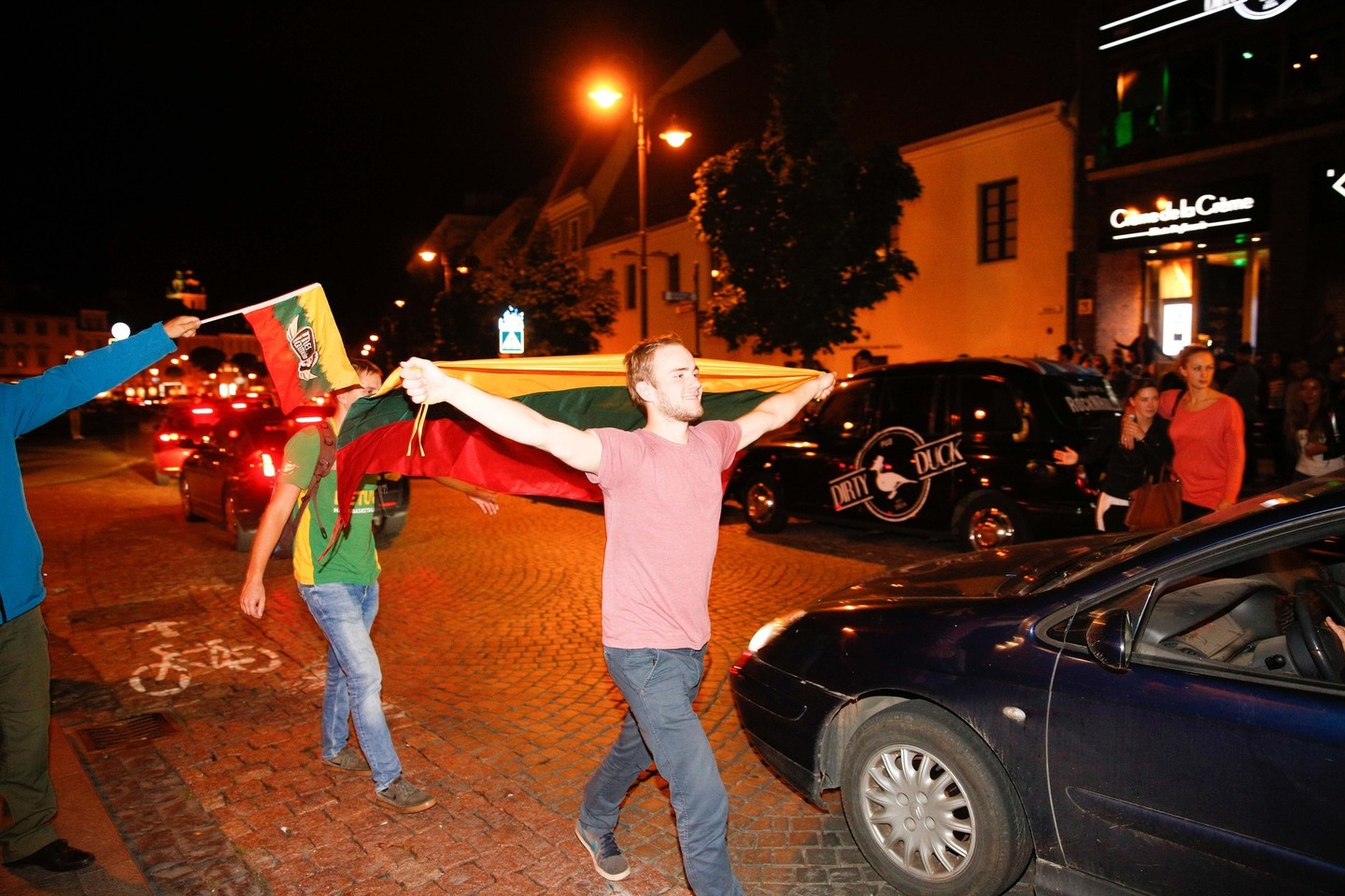 Naktinę Lietuvą po krepšinio pergalės apėmė saldus siautulys.<br>T.Bauro nuotr.