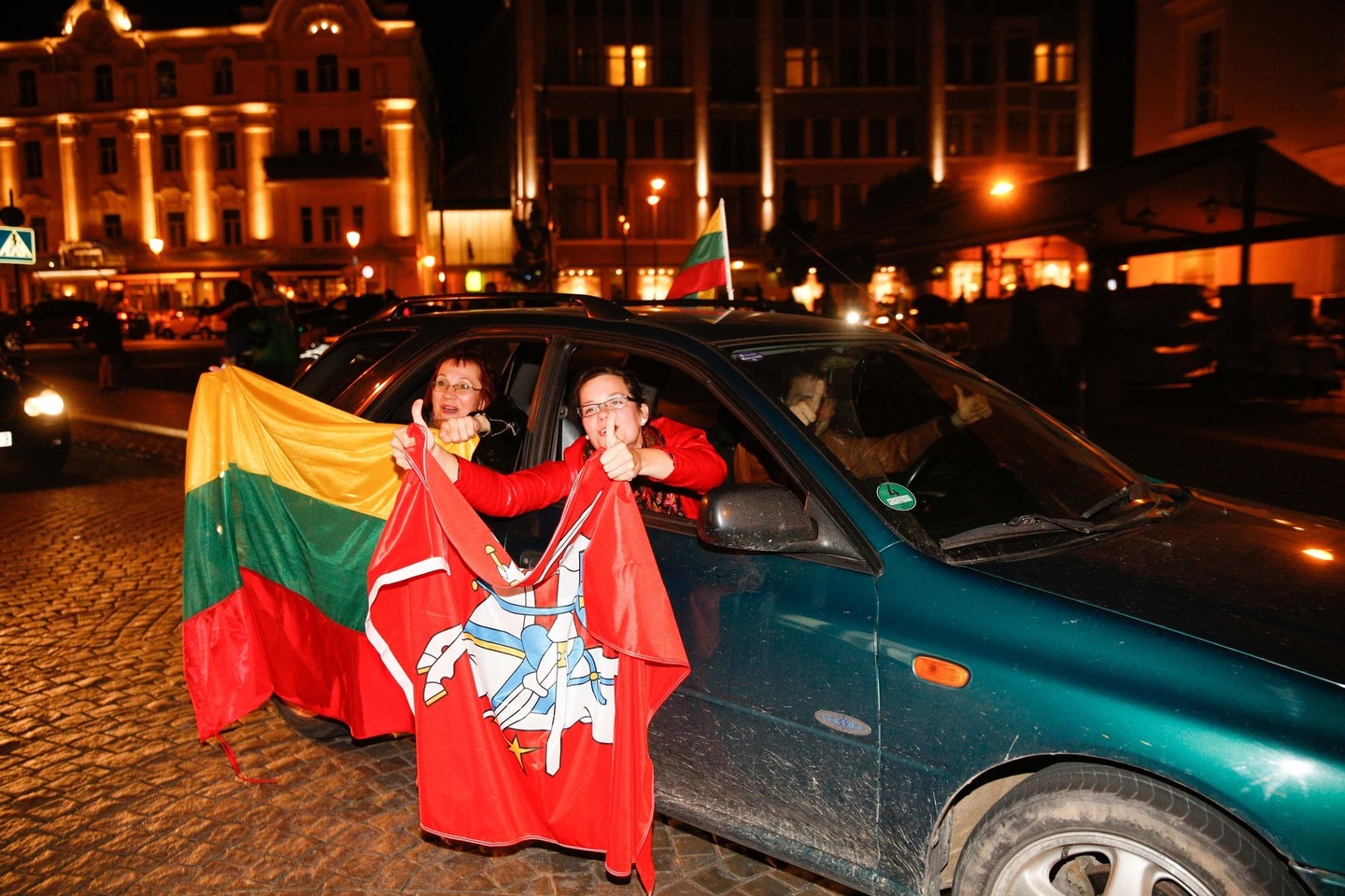 Naktinę Lietuvą po krepšinio pergalės apėmė saldus siautulys.<br>T.Bauro nuotr.