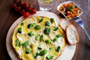 Puikiai savaitgalio pradžiai – omletas su brokoliais ir sūriu