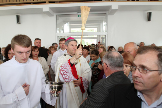 Pašventinti pakilę iš pelenų maldos namai