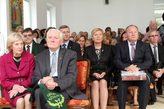 Į bažnyčios pašventinimą atvyko Prezidentas Valdas Adamkus su žmona Alma.<br>M.Patašiaus nuotr.