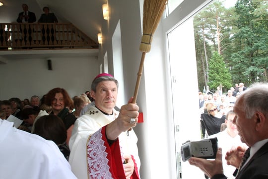 Bažnyčią pašventino Kauno arkivyskupas metropolitas Lionginas Virbalas.<br>M.Patašiaus nuotr.