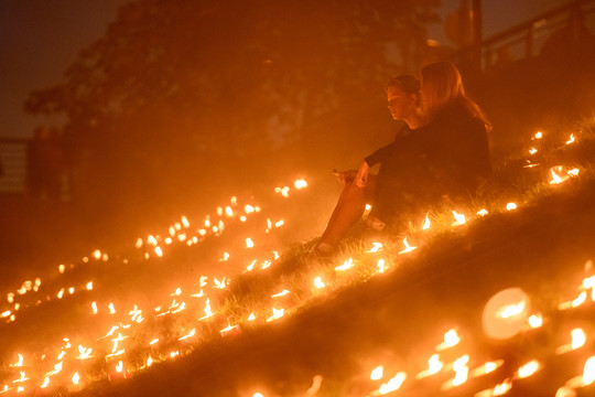 Neries krantinę nutvieskė tūkstančių žvakių šviesa.<br>D. Umbraso nuotr.