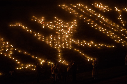 Neries krantinę nutvieskė tūkstančių žvakių šviesa.<br>D. Umbraso nuotr.
