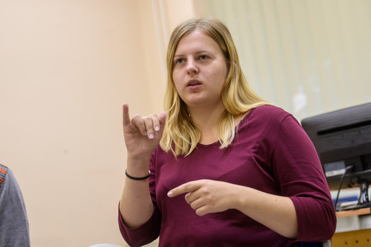 Kurčiųjų gyvenimas iš arti: kaip apsiperka turguje ir įsimyli