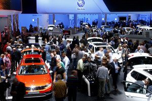 Skandalas: „Volkswagen“ stabdo prekybą, gresia 16 mlrd.Eur bauda