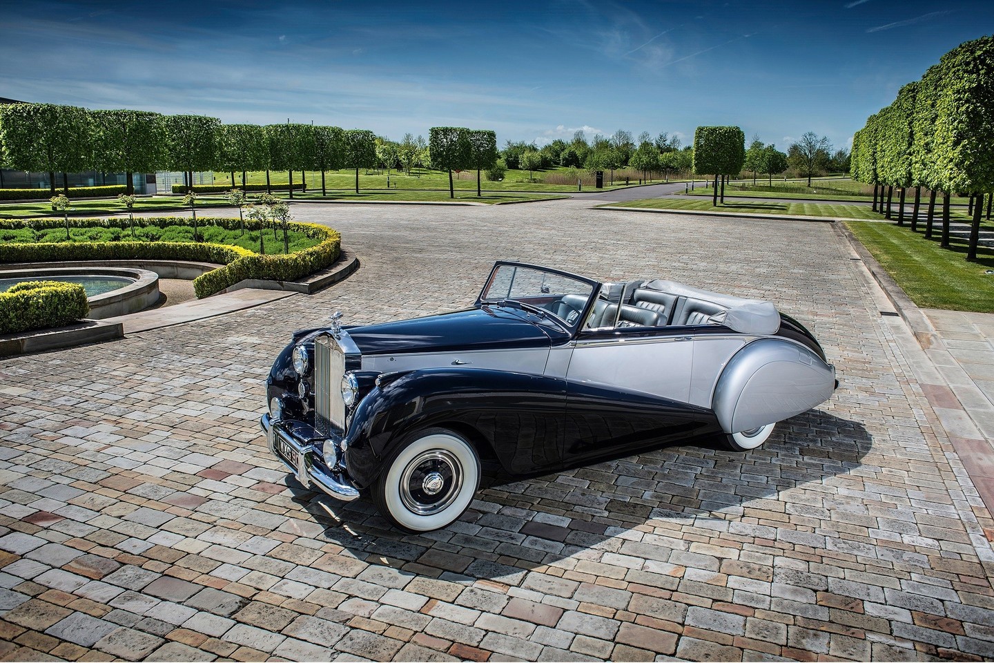 Klasikinis „Silver Dawn“ tapo įkvėpimu naujam modeliui, kurį „Rolls-Royce“ pristatys Frankfurto automobilių parodoje.<br>Gamintojo nuotr.