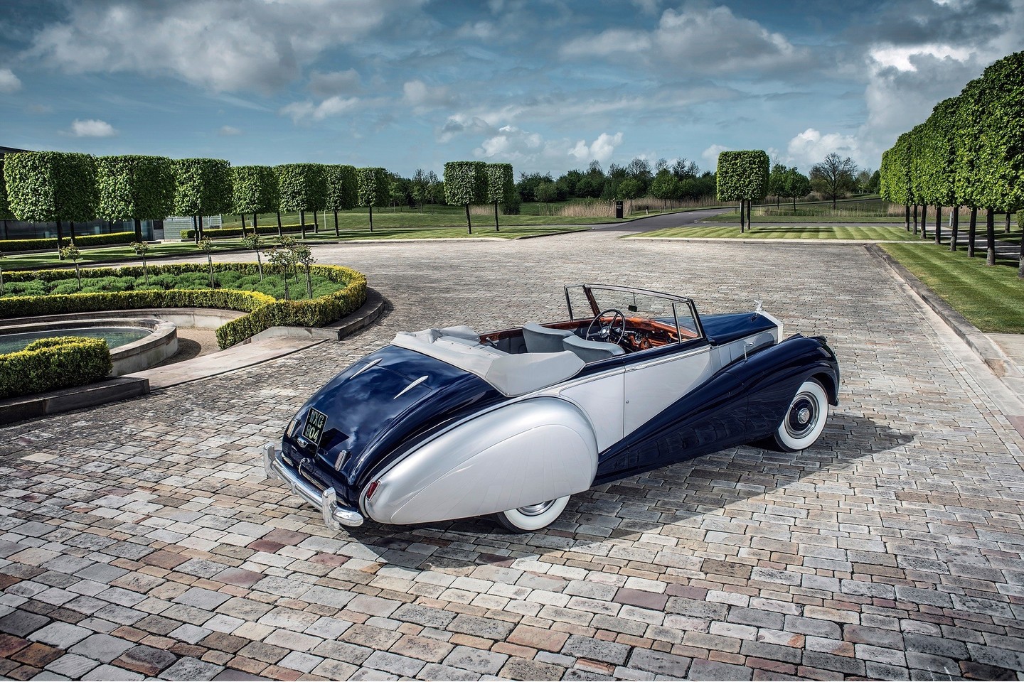 Klasikinis „Silver Dawn“ tapo įkvėpimu naujam modeliui, kurį „Rolls-Royce“ pristatys Frankfurto automobilių parodoje.<br>Gamintojo nuotr.