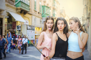 Vaizdelis Tautų mugėje vyrui sukėlė juoko priepuolį