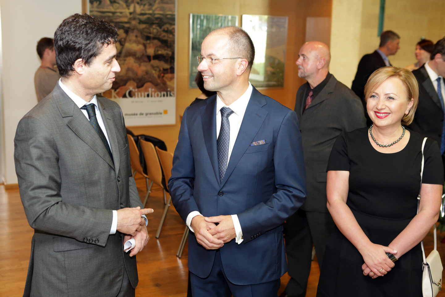Prancūzijos ambasadorius Lietuvoje P.Jeantaud (kairėje) iškilmingai paskelbė R.Žaliūną Prancūzijos garbės konsulu Kaune. Šalia žmona D.Žaliūnienė.<br>P.Mantauto nuotr.