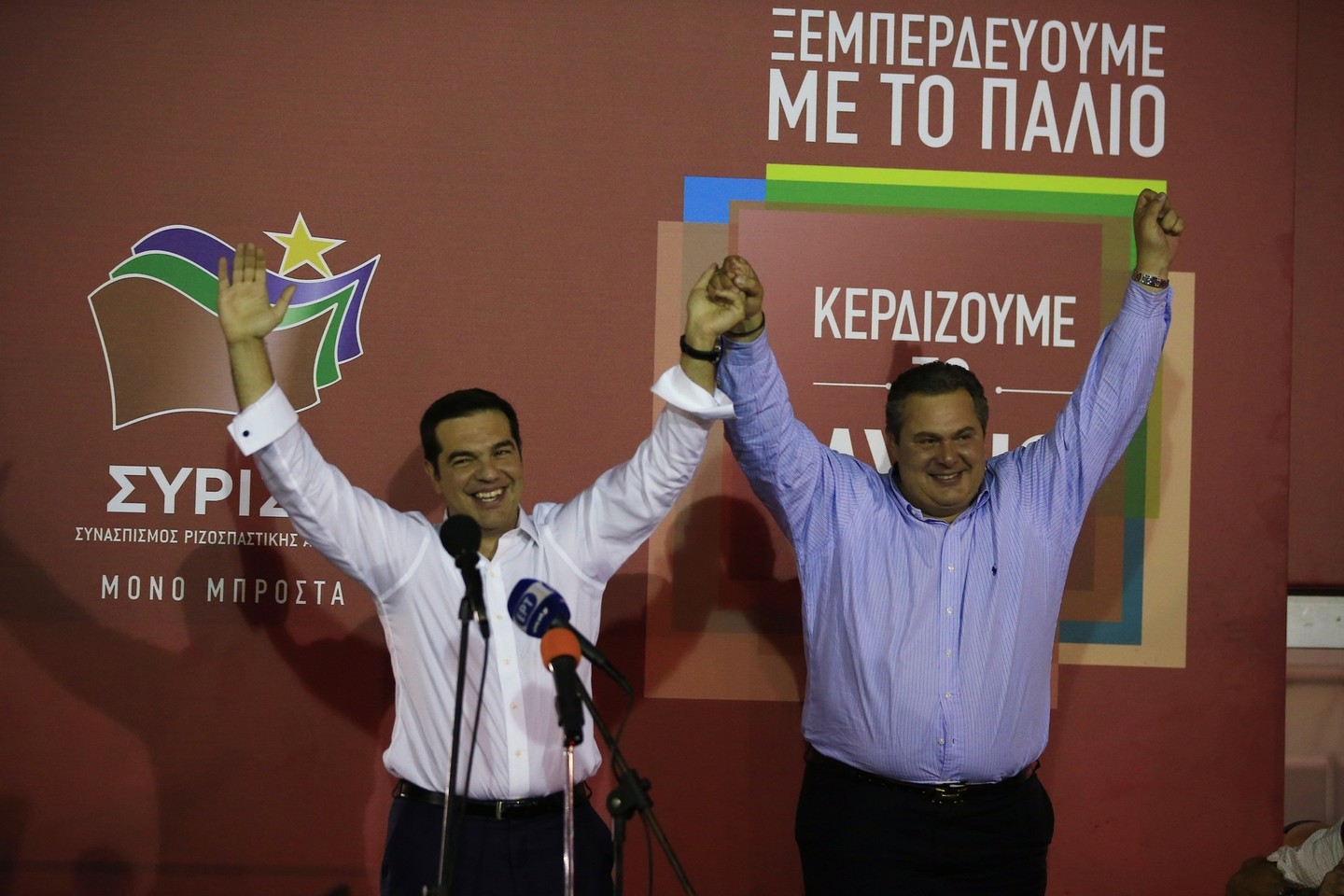 A.Tsipras ir P.Kammenos šoka pergalės šokį.<br>AP nuotr.