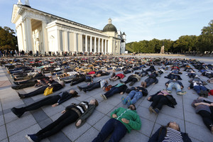 Katedros aikštėje išgulė minios žmonių: tiek nusižudo per metus