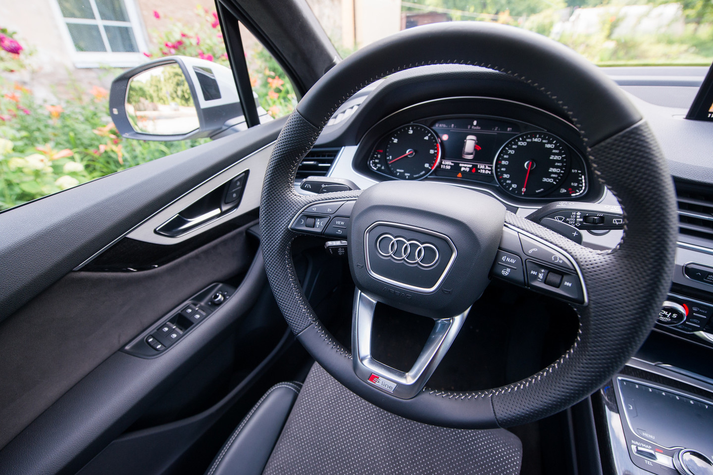 „Audi Q7“ salonas įrengtas sportišku, nesupainiojamu „Audi“ stiliumi.<br>J.Stacevičiaus nuotr.